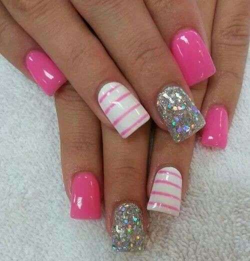Nail art rosa e bianca con glitter