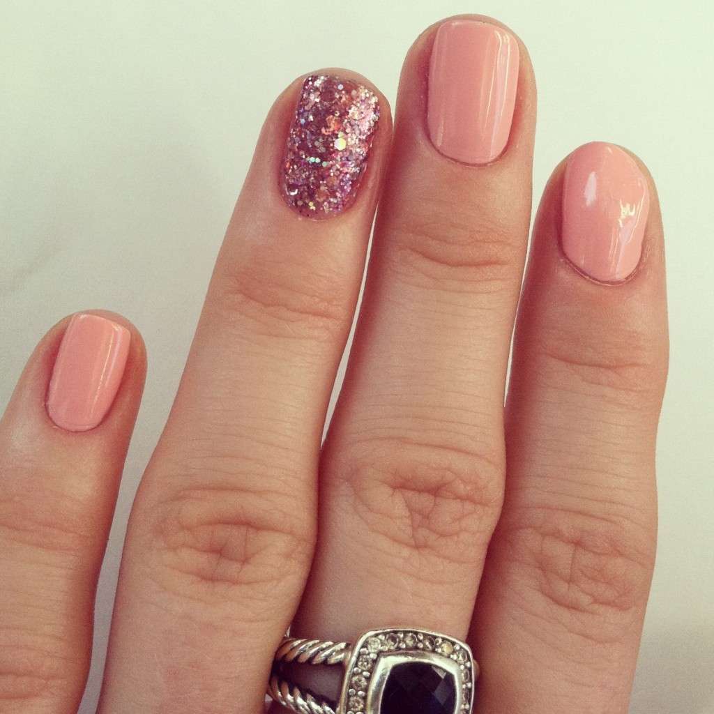 Pink nail art con dettaglio glitter