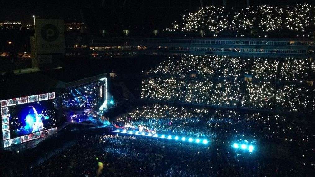 One Direction - Where We Are Tour - Stadio illuminato