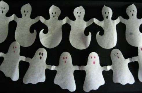 Decorazioni di Halloween fai da te: fantasmini in carta