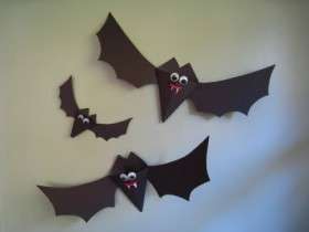 Realizzate tanti pipistrelli di carta