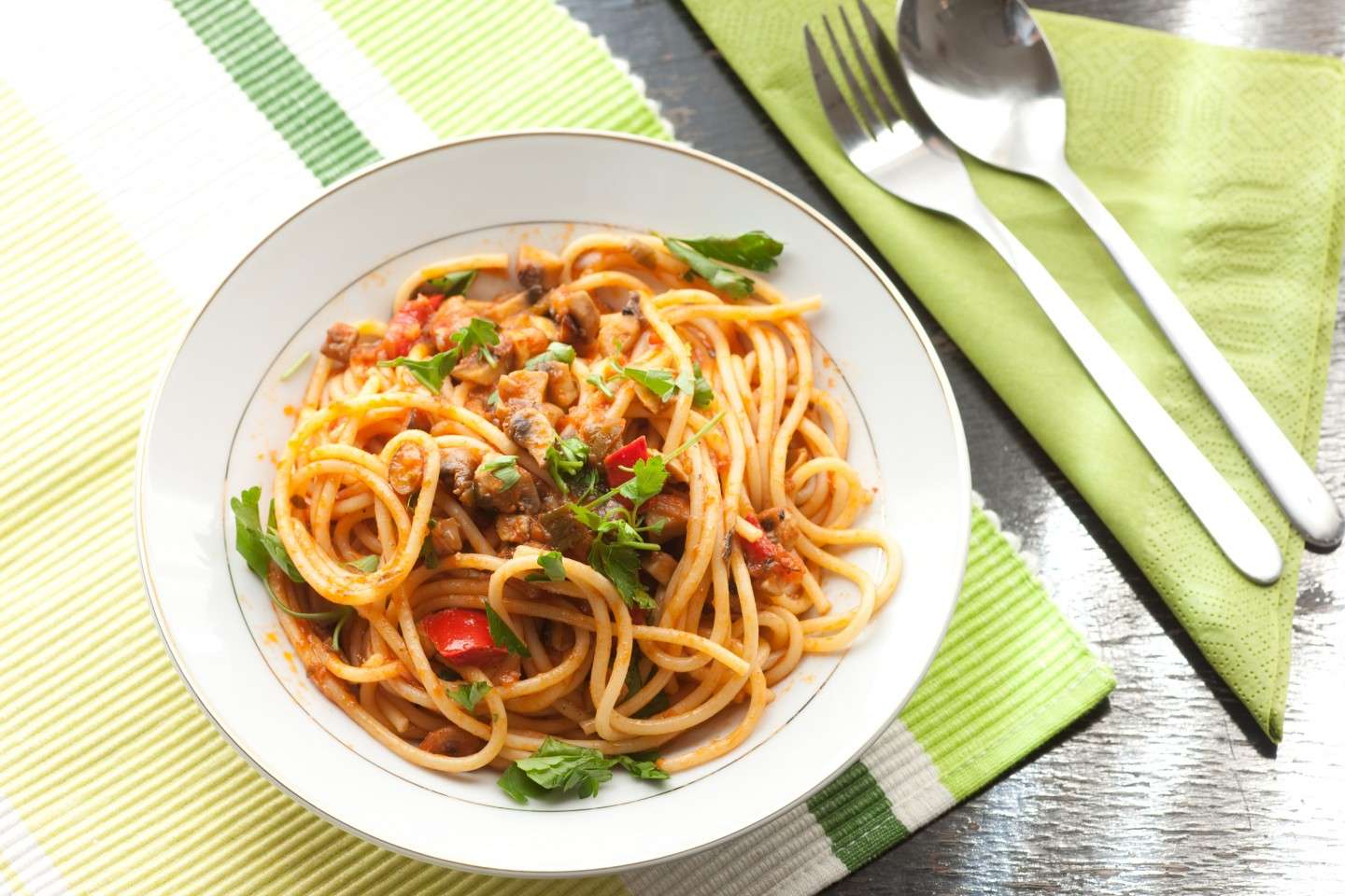 Spaghetti con pomodoro e funghi