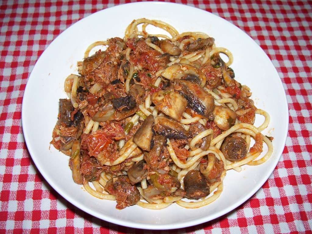 Spaghetti con tonno e funghi