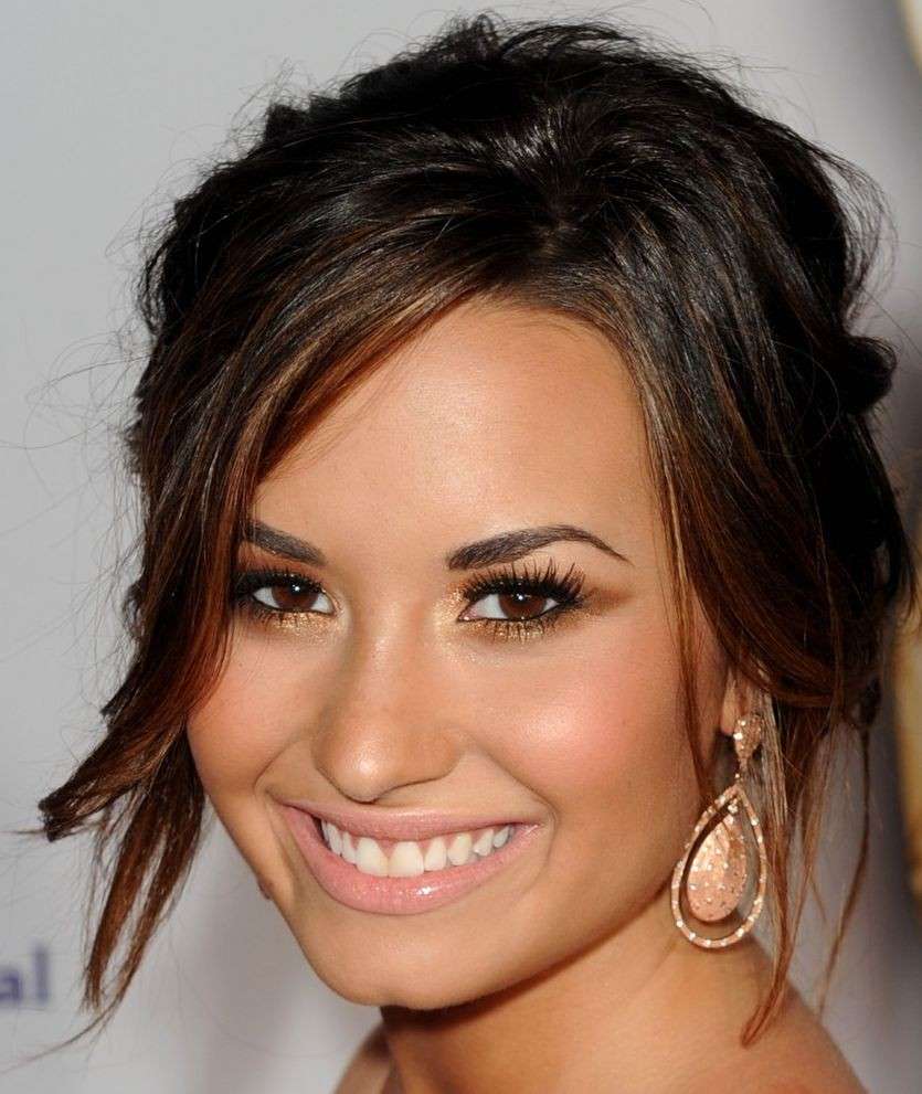 Demi Lovato sceglie makeup nei toni marroni