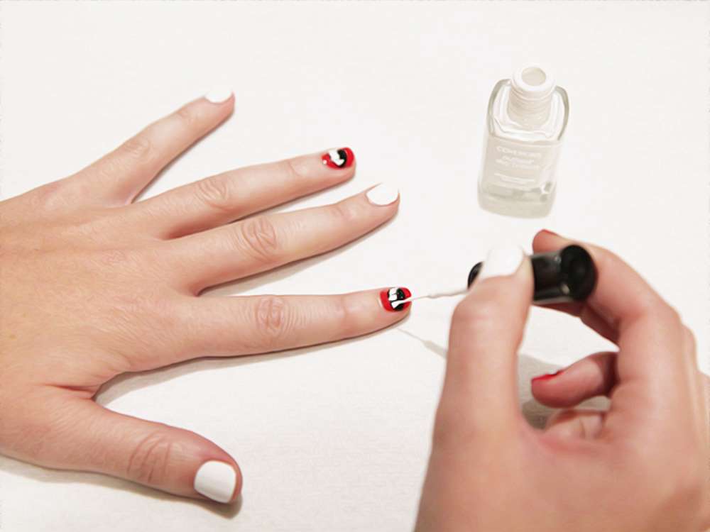 Come fare la nail art di Chica Vampiro