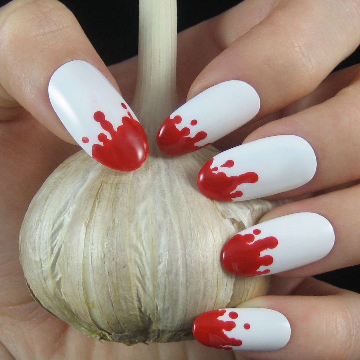 Nail art da vampiro bianca e rosso sangue 