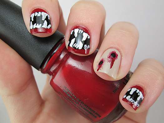 Nail art da vampiro con canini e sangue