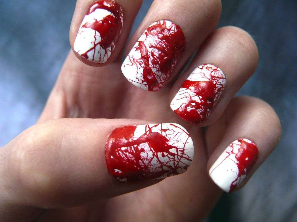 Nail art con schizzi di sangue
