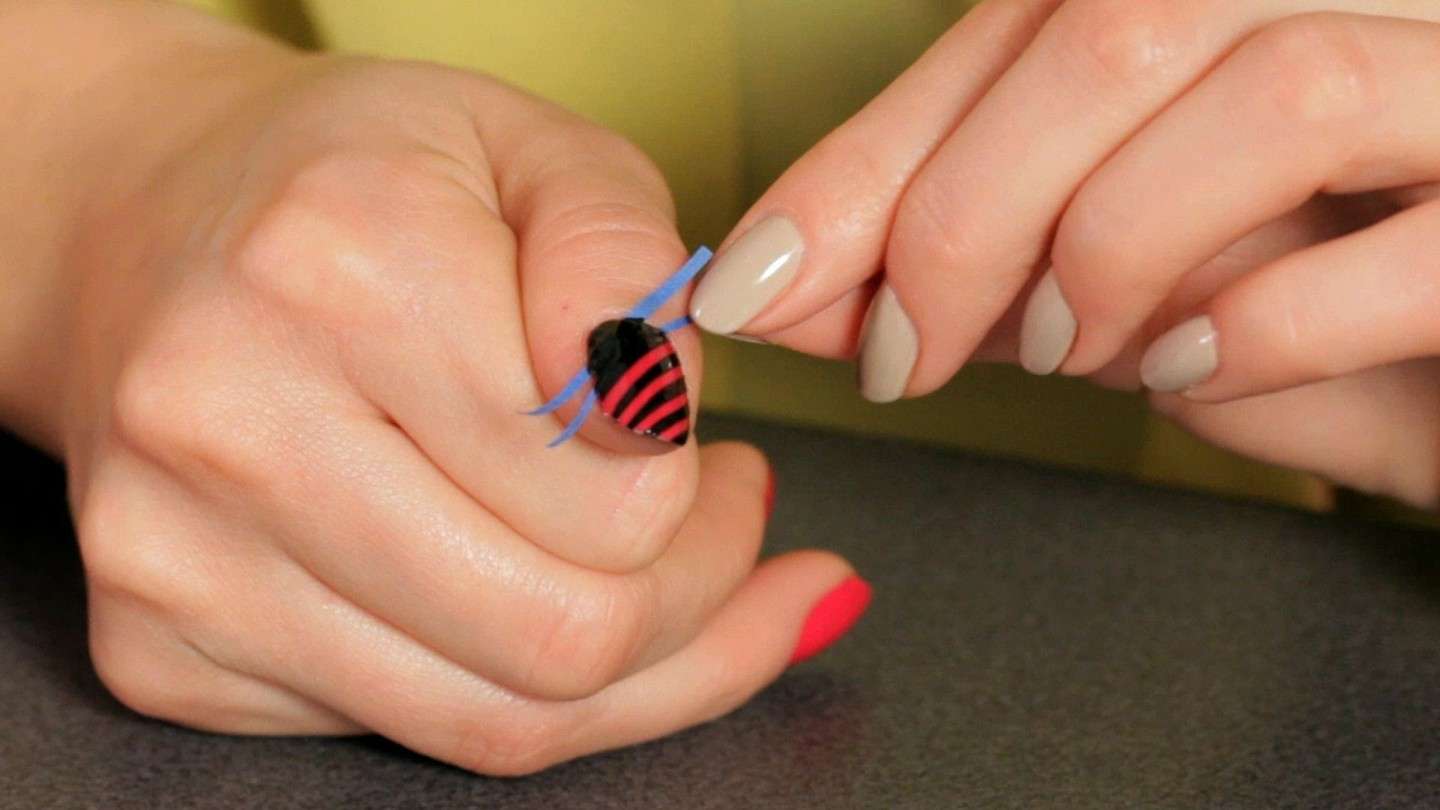 Nail art a righe per completare l'outfit