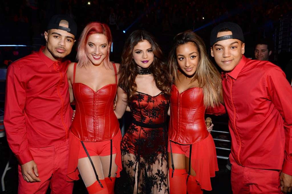 Selena Gomez ed i ballerini del tour