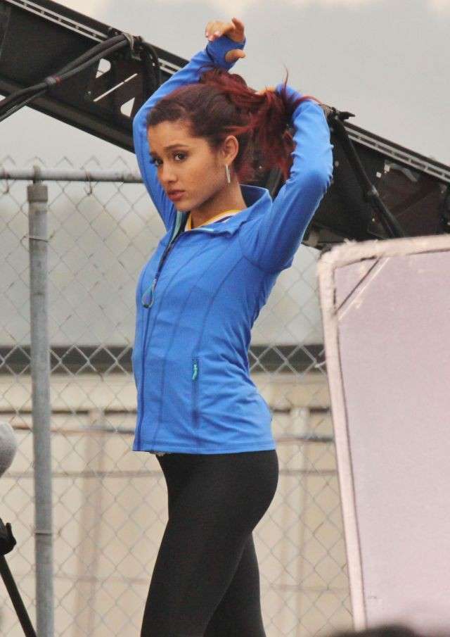 Ariana Grande pronta per lo yoga