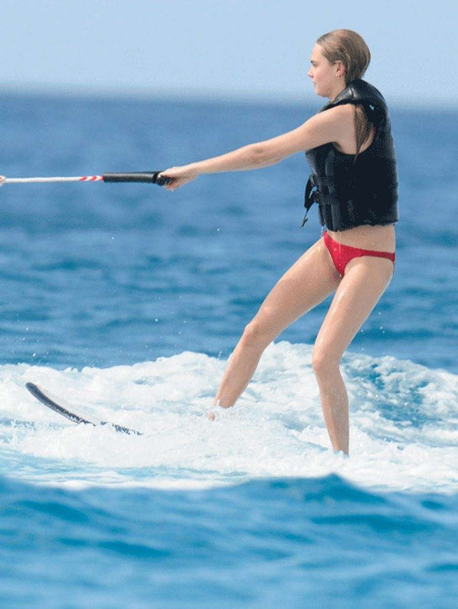 Cara Delavigne fa sport in acqua