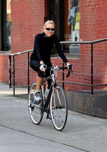 Liv Tyler sceglie di andare in bici