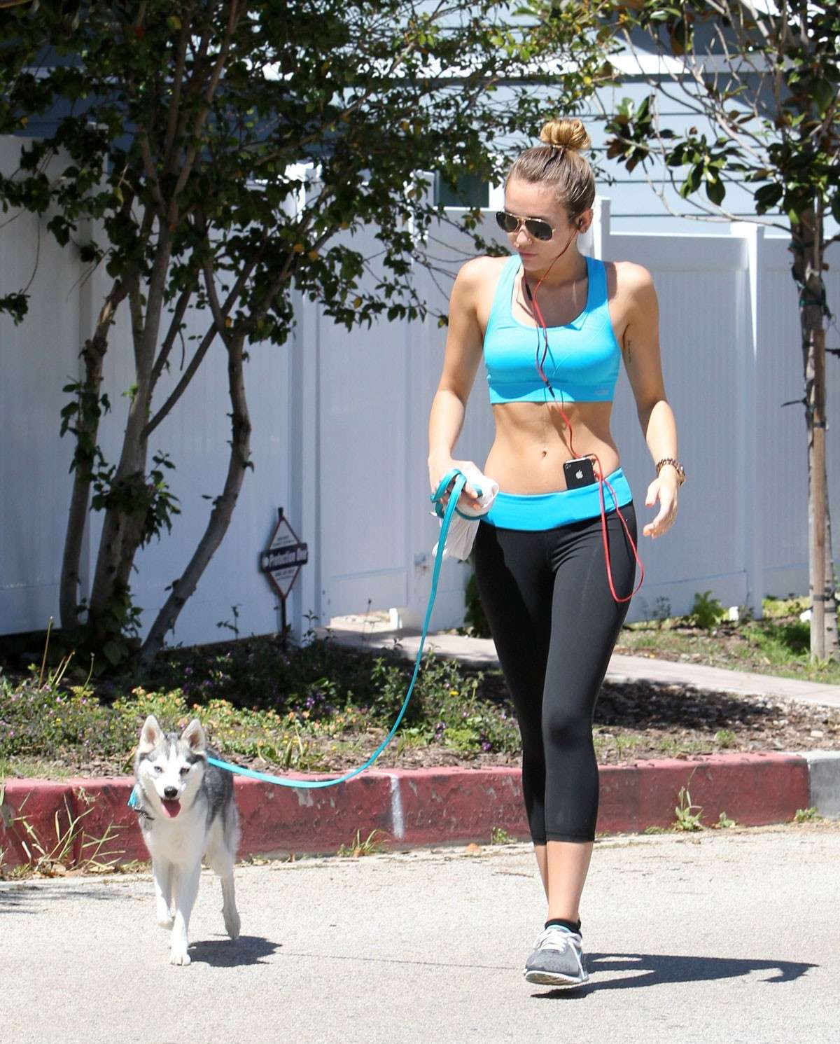 Miley Cyrus corre con il cane