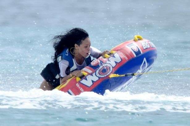 Rihanna alle prese con gli sport acquatici