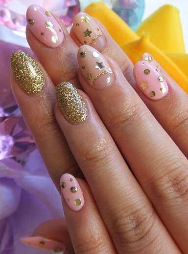 Nail art oro e rosa con stelline