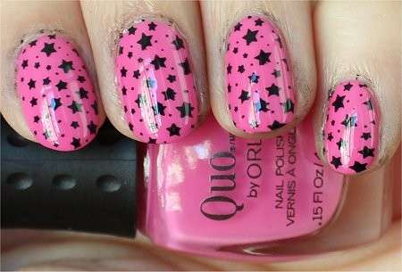 Nail art rosa con stelle nere