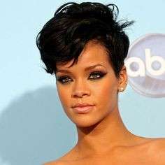 Il ciuffo spettinato di Rihanna
