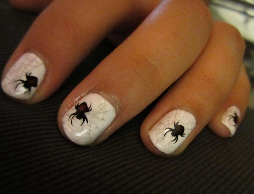 Nail art bianca con ragni