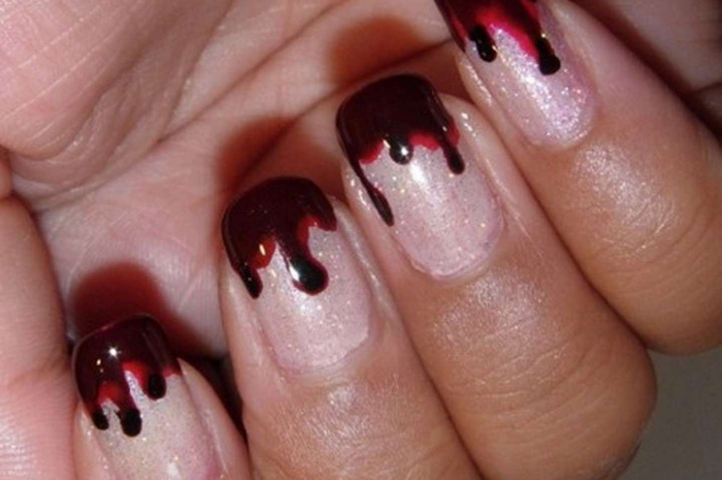 Gocce di sangue per decorare le unghie