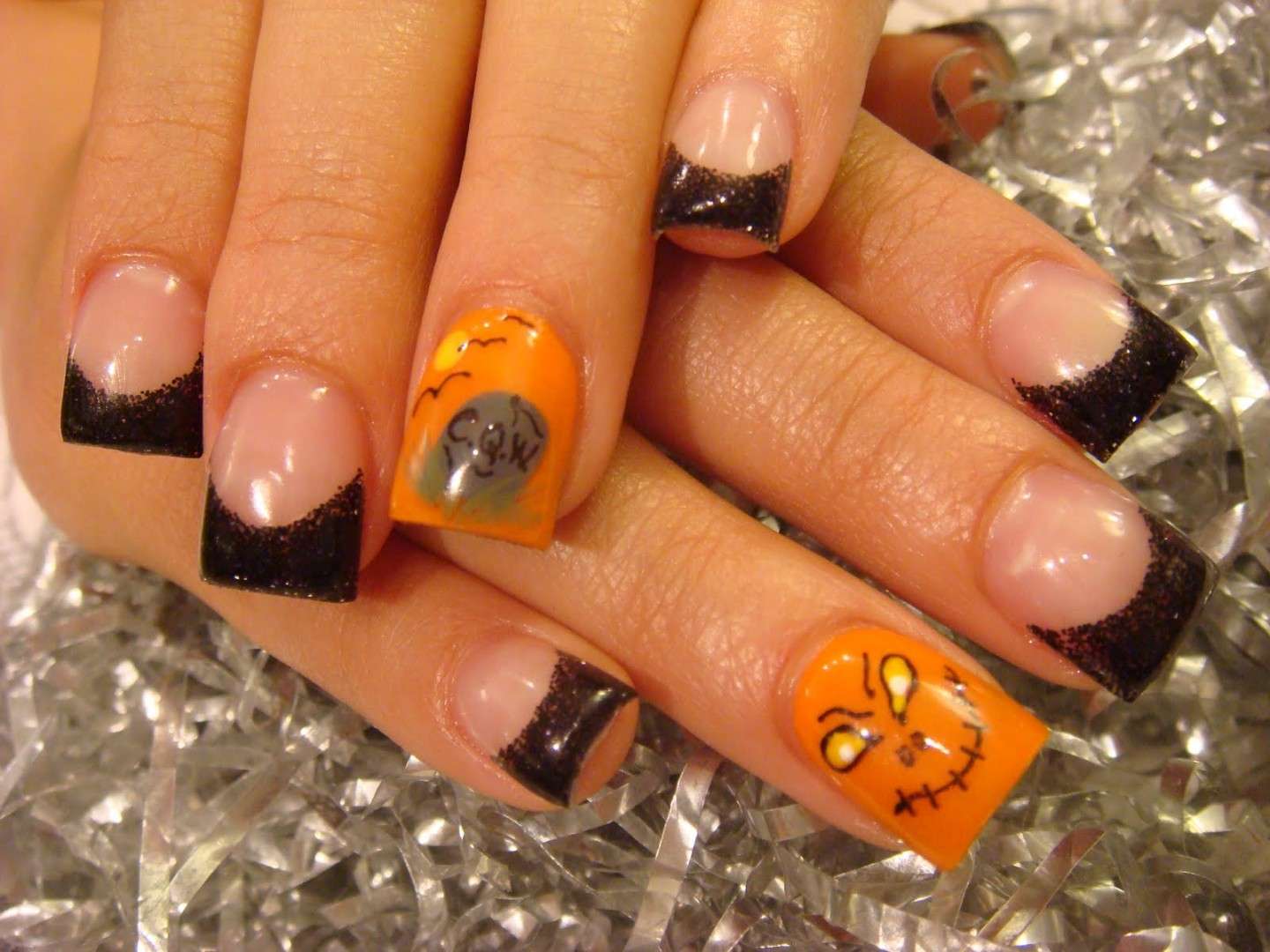 Nail art nera e arancione 