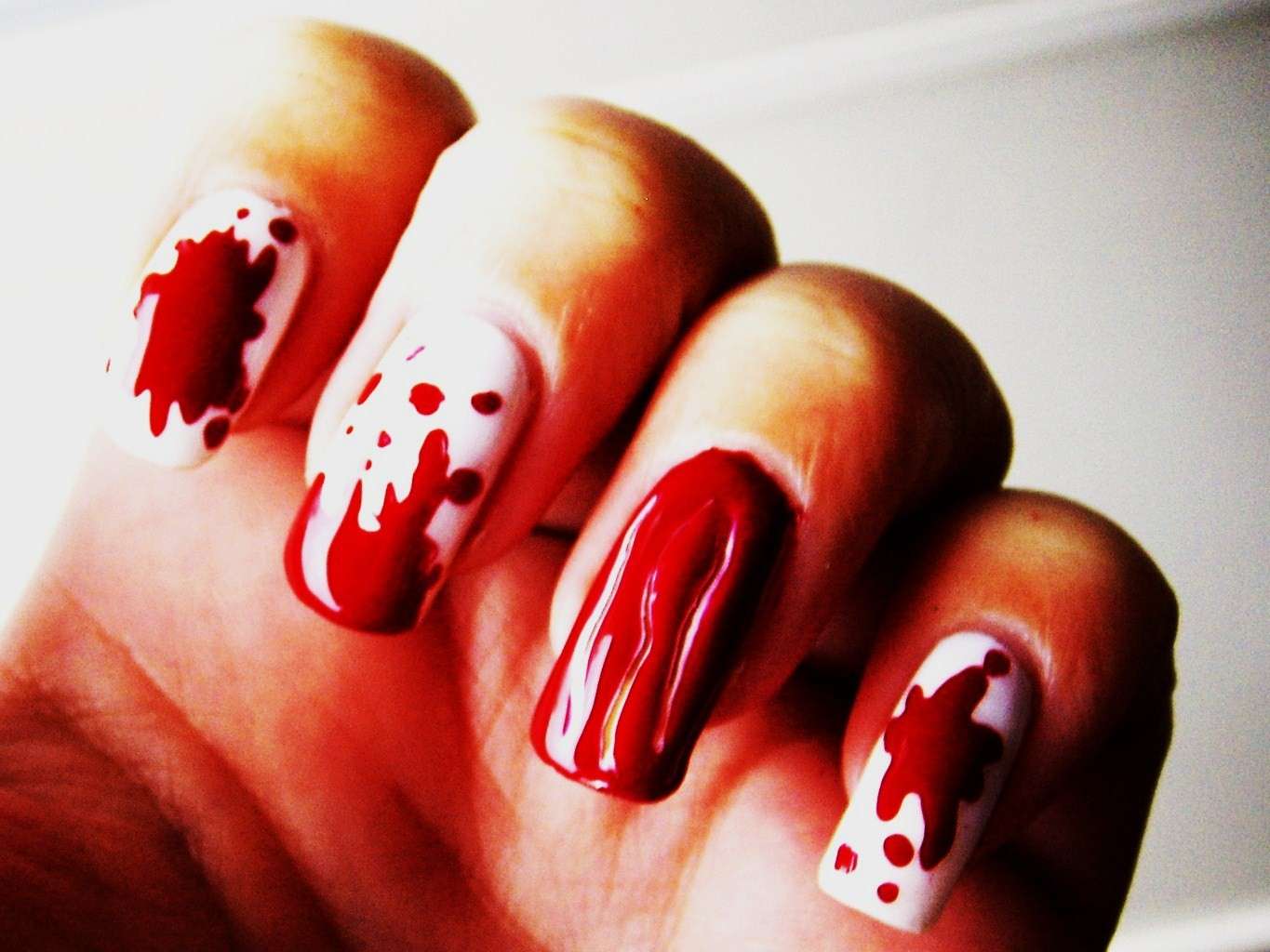 Nail art di ispirazione vampiresca