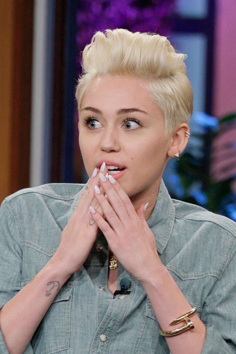 Miley Cyrus e la nail art neutro