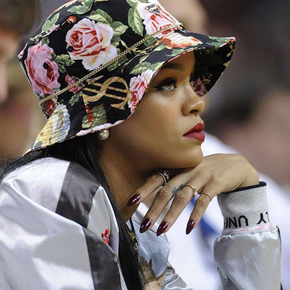 Unghie a punta per Rihanna