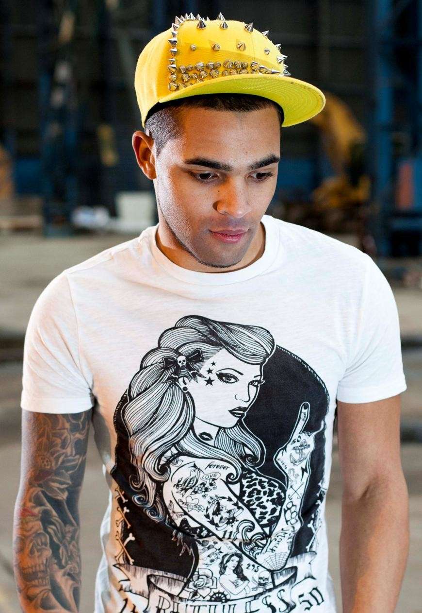 T-shirt stampata e cappello con borchie