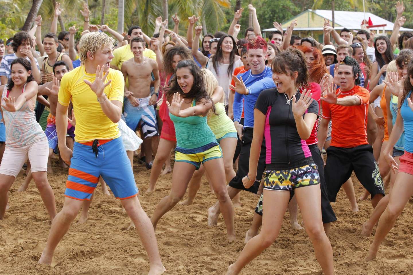 Ross Lynch in una scena di Teen Beach