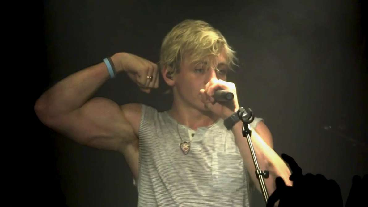 Ross Lynch mostra i muscoli mentre canta