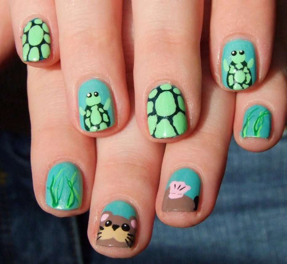 Nail art con tartaruga marina