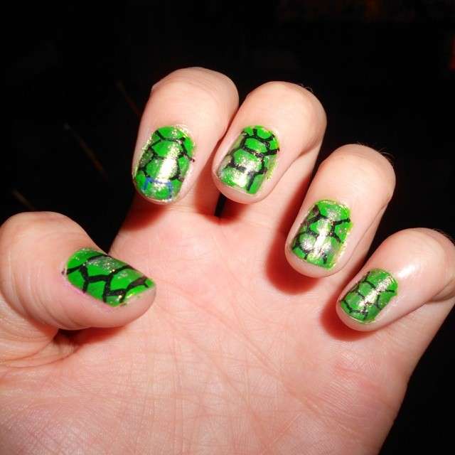 Nail art verde effetto tartaruga
