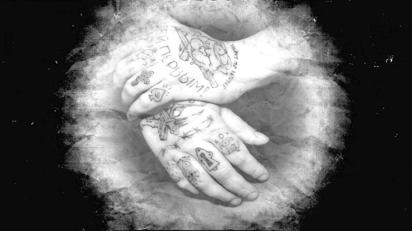 Emis Killa e i tatuaggi sulle mani