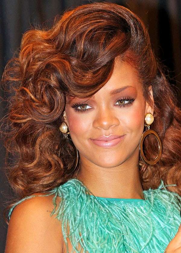 Rihanna ed i capelli mossi