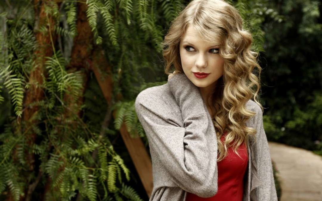 Taylor Swift e i capelli mossi