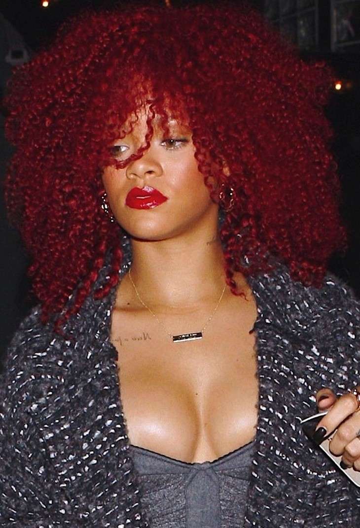 Rihanna capelli rossi e ricci