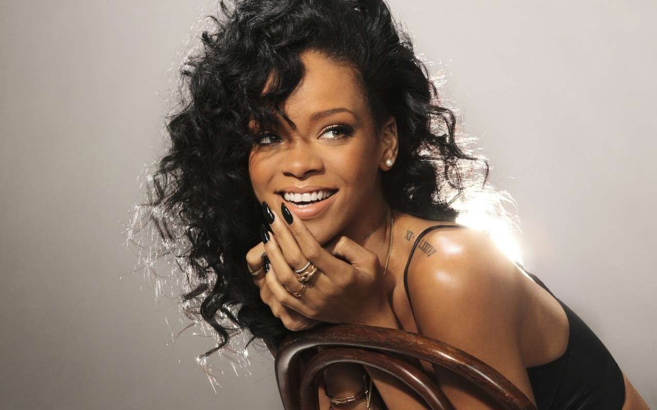 Rihanna con i capelli ricci e mori