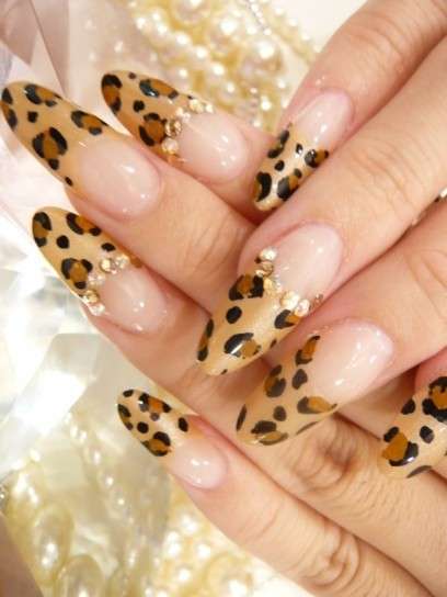 French manicure leopardata con strass