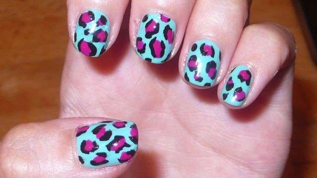 Nail art celeste leopardata