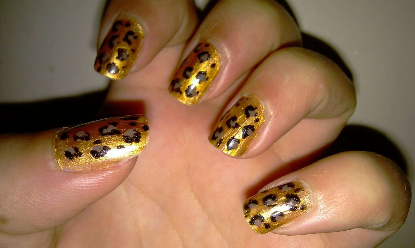 Nail art leopardata color oro