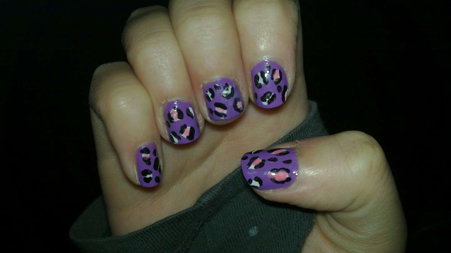 Nail art viola leopardata