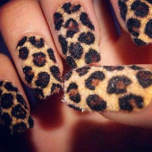 Particolare nail art leopardata