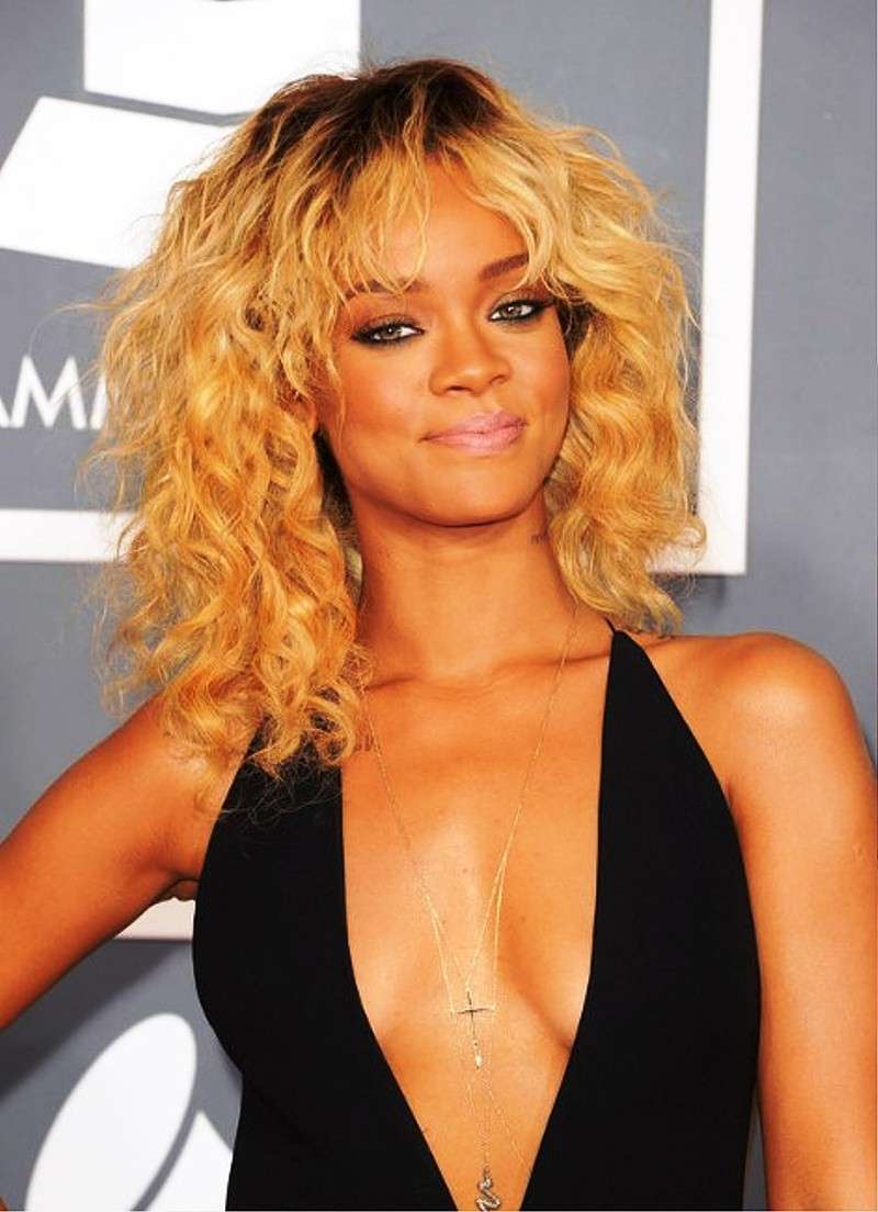 Rihanna con i capelli biondi con frangia