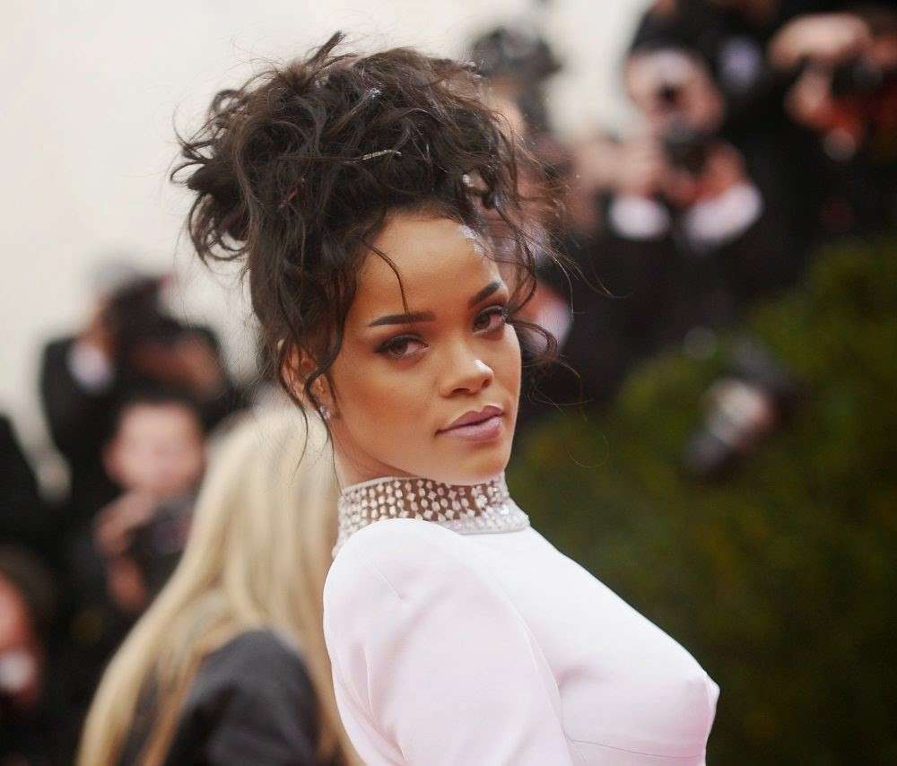 Capelli lunghi e raccolti per Rihanna