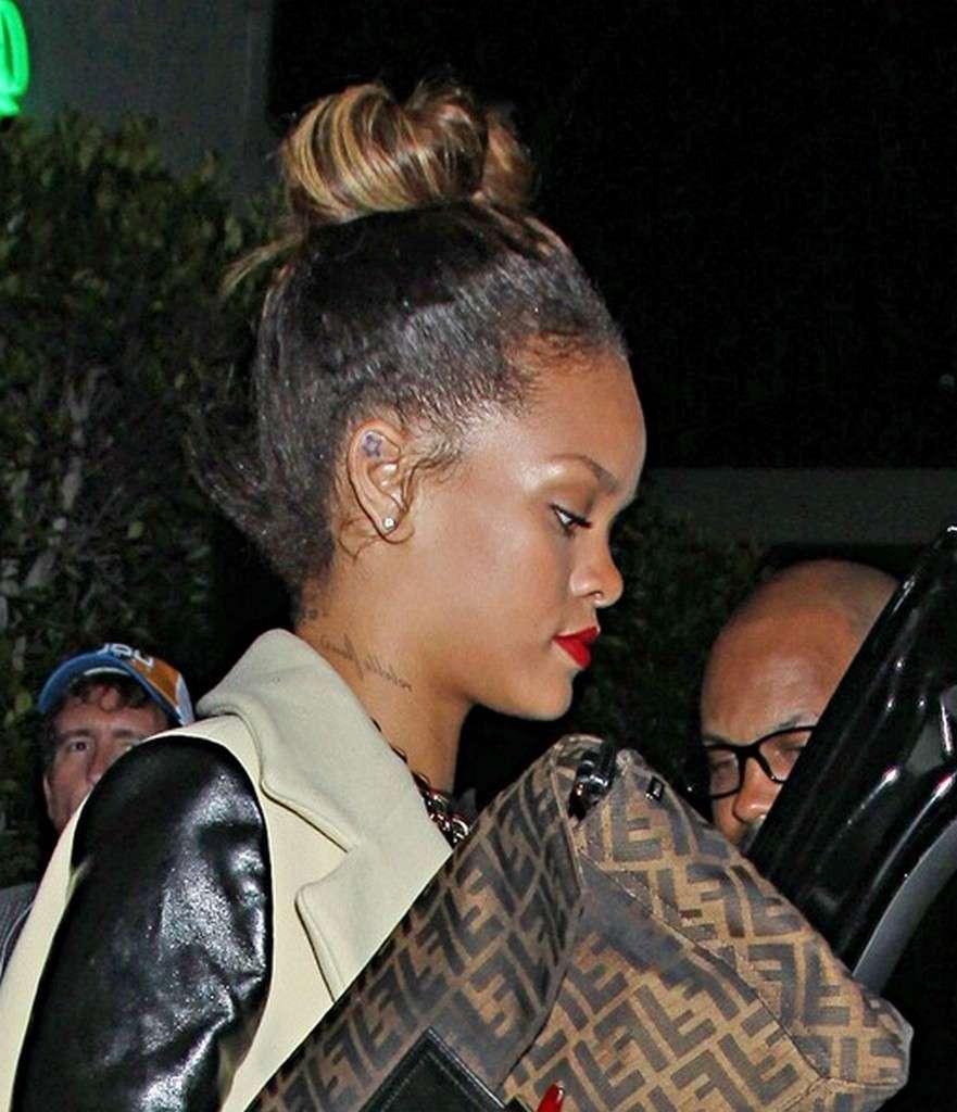 Acconciature di Rihanna, chignon alto 