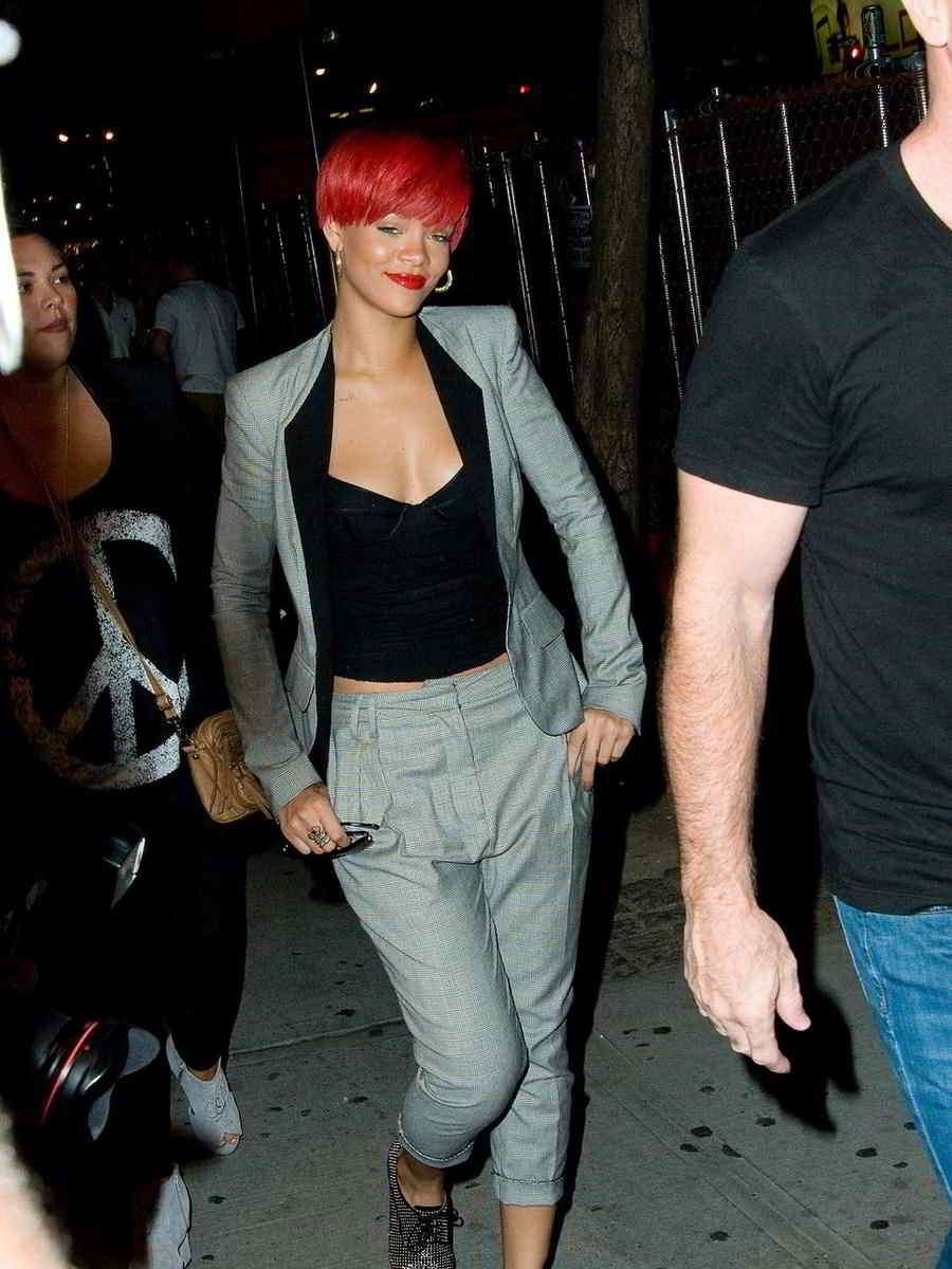 Rihanna col caschetto rosso fuoco