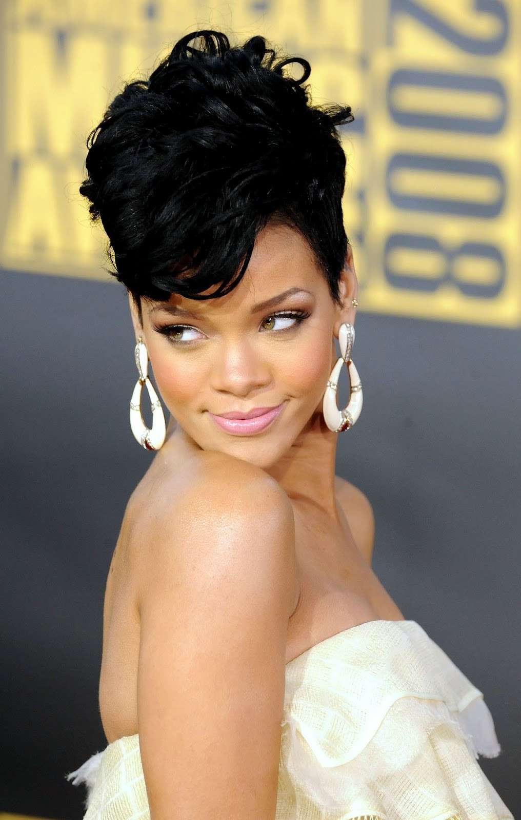 Rihanna con i capelli corti e la cresta mossa