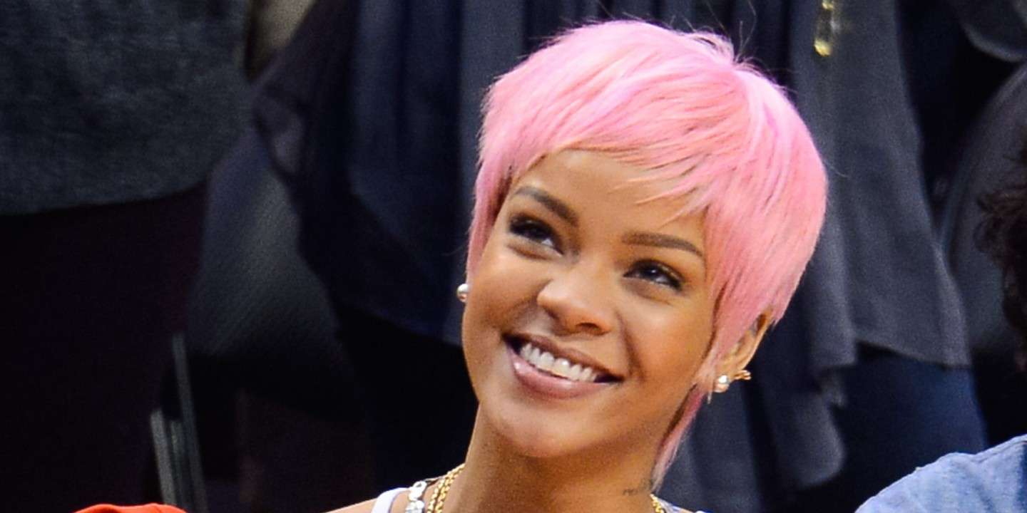 Rihanna con i capelli rosa