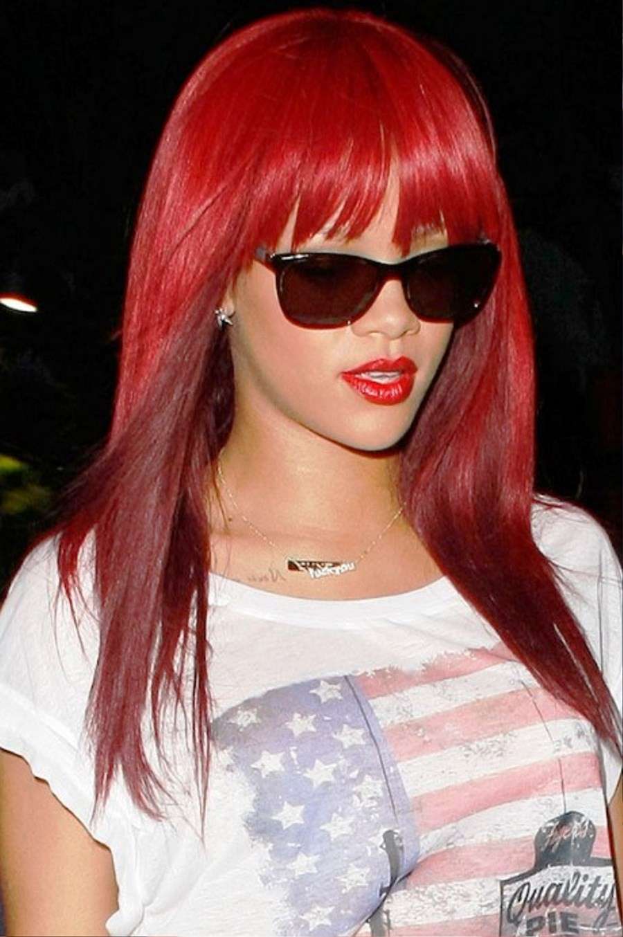 Rihanna con la frangia ed i capelli rossi